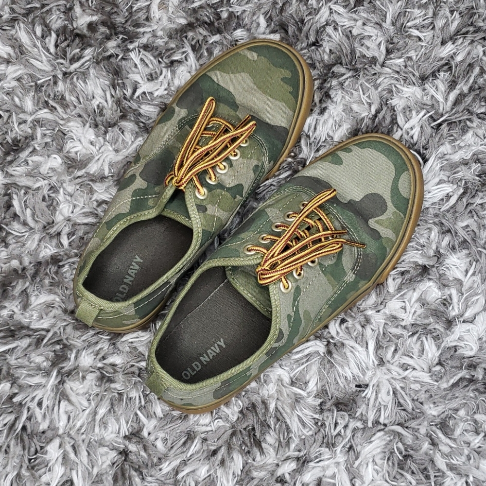 Canvas camo youth shoes